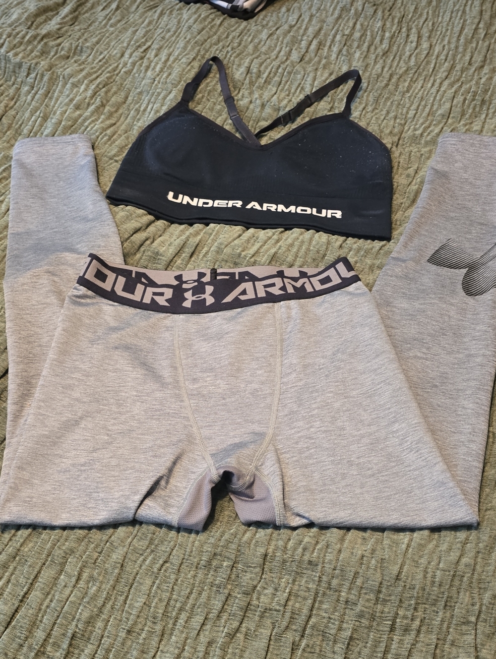 Under Armour Black Sports Bra with Light Gray Leggings Like New